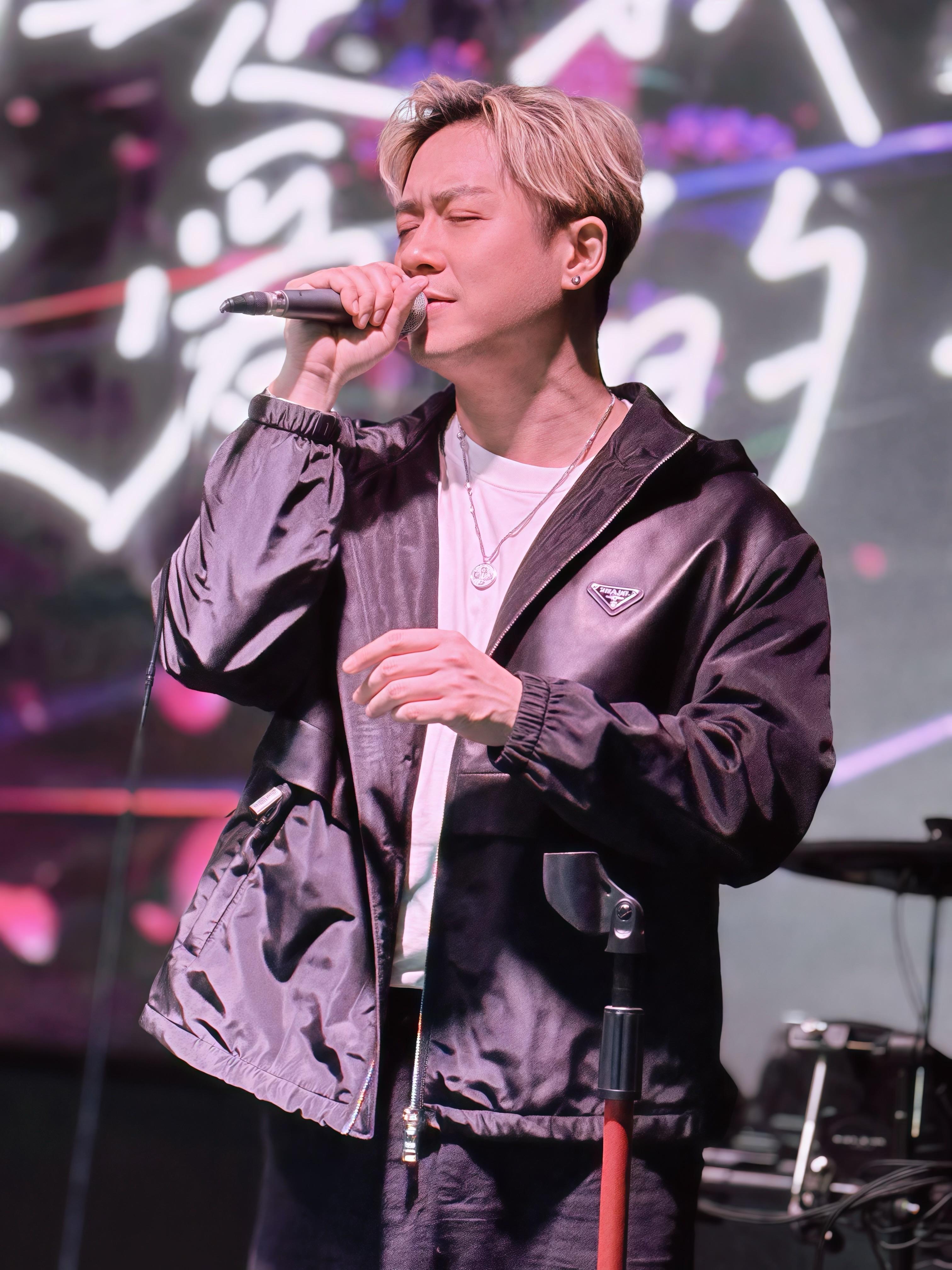 涂家堯早前特意去錄音室翻唱陳曉東的經典金曲《愛你躲你》。