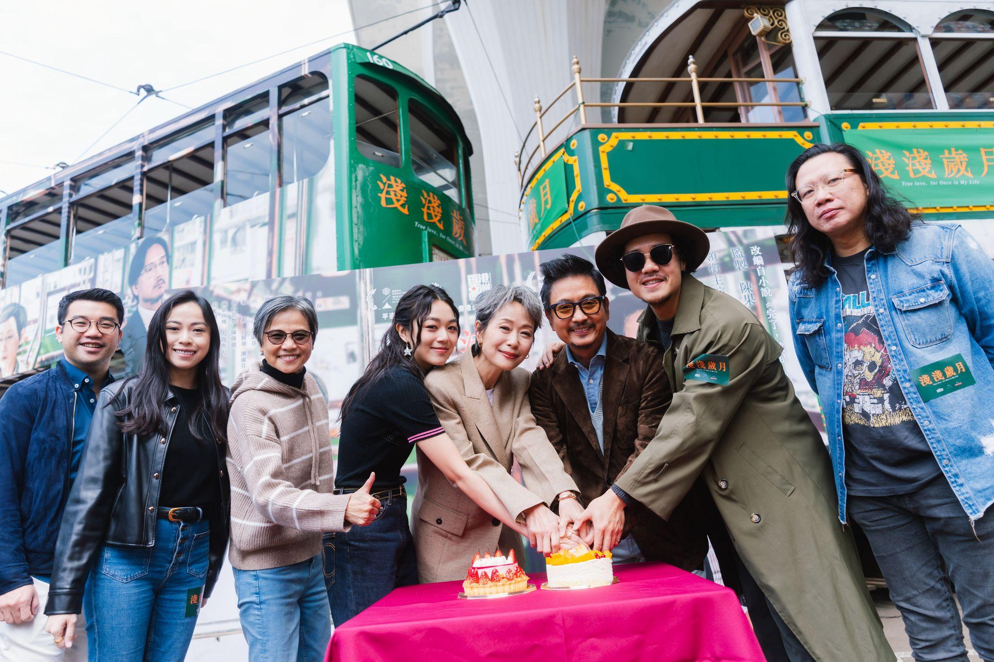 今天正日生日的葉童切蛋糕慶祝。