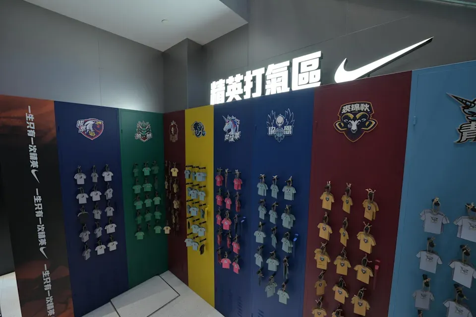 學界精英籃球賽|「拼無止境」、四強打氣Tee上架 「女版Curry」啟德撐場