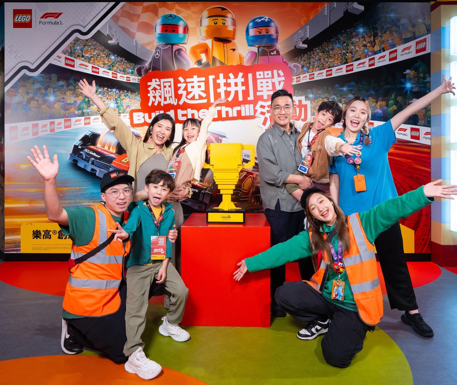 樂高迷可到冠軍獎杯前打卡。