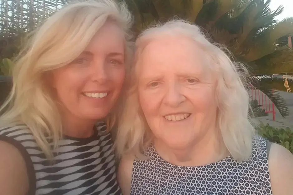 認知障礙症老婦荷夫(右)被家中的狗隻咬死,女兒Jessica被捕。