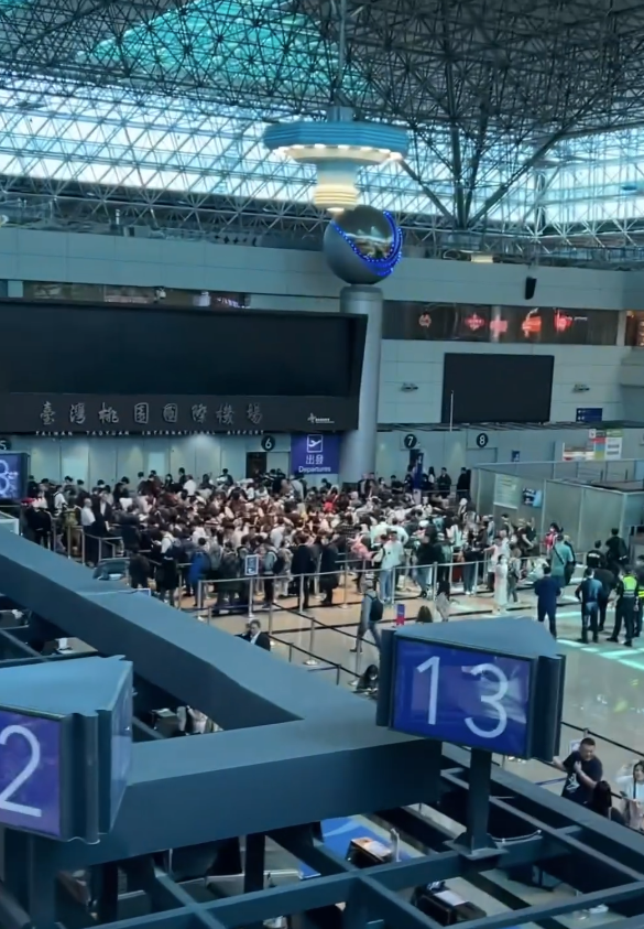 桃園機場第二航廈中央位置突然停電。(圖來自Threads網友dongli_zhan)