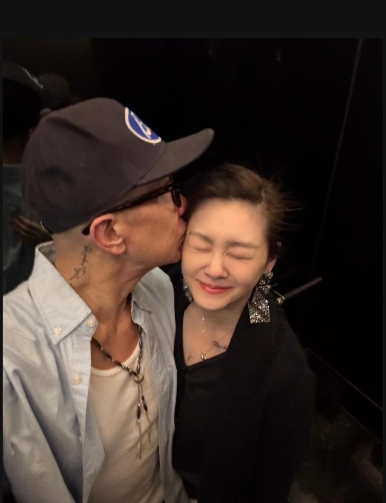 具俊曄受打擊後身形暴瘦,緊抱骨灰顫抖啜泣。