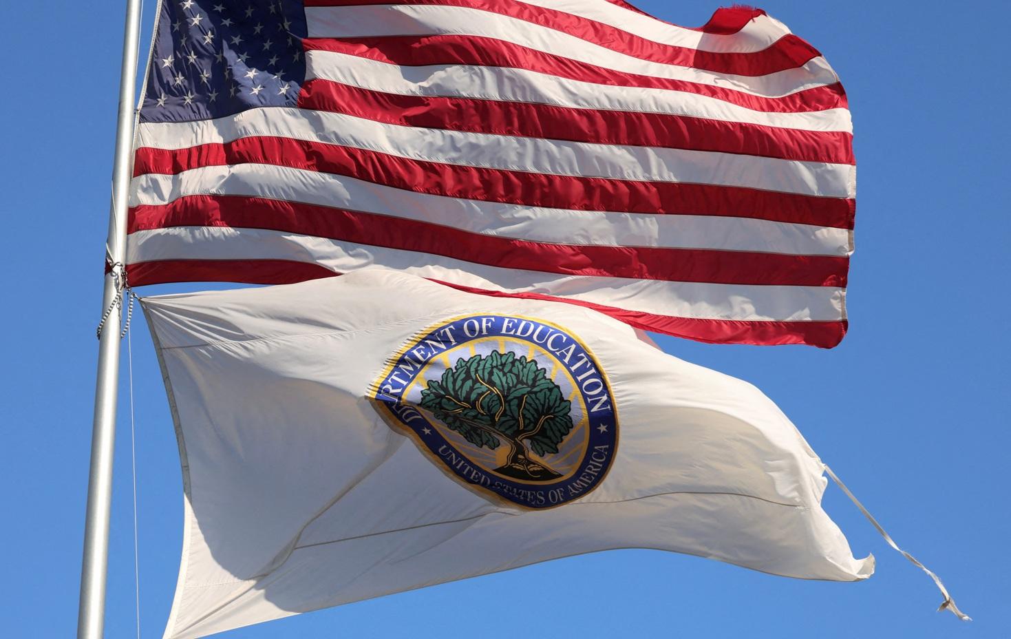 美國教育部旗幟與美國國旗。(資料圖片)