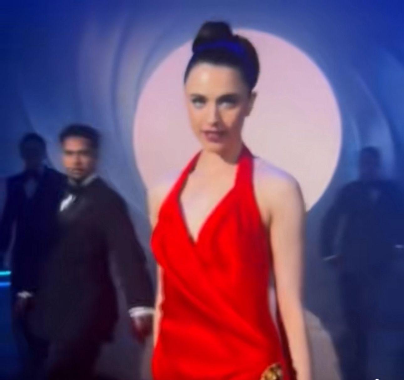 Margaret Qualley以紅衣邦女郎姿態驚喜現身。