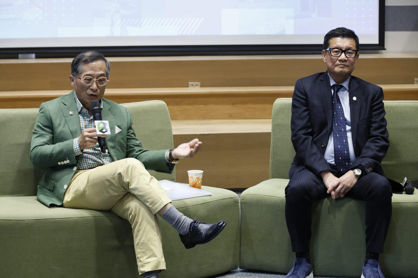 何安誠(左)和鄭定寕介紹建造業議會的工作。(林俊源攝)