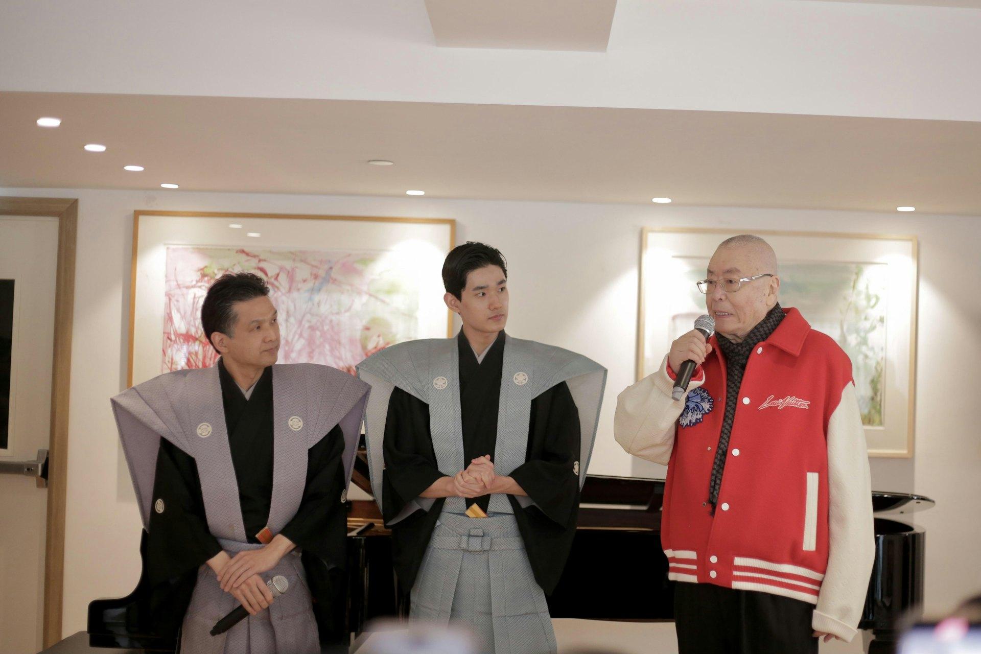 日本藝術家奥津健太郎與奥津健一郎表演日本傳統藝能狂言《東渡》。