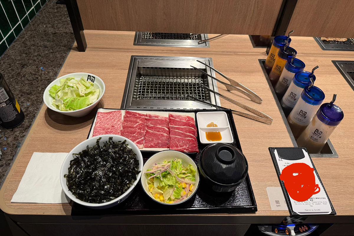 黃傑龍參加啟德體育園開幕典禮前去咗食飯,但打卡嗰時一度唔記得遮枱面個QR Code。(黃傑龍FB)