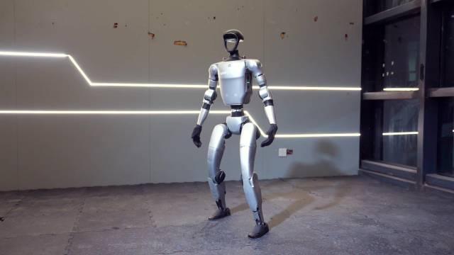 人形機械人G1「側空翻」前起始動作。(影片截圖)