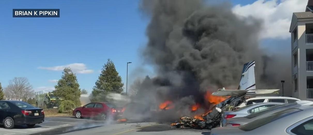 居民皮普金拍到小型飛機墜落停車場起火焚燒。(互聯網)