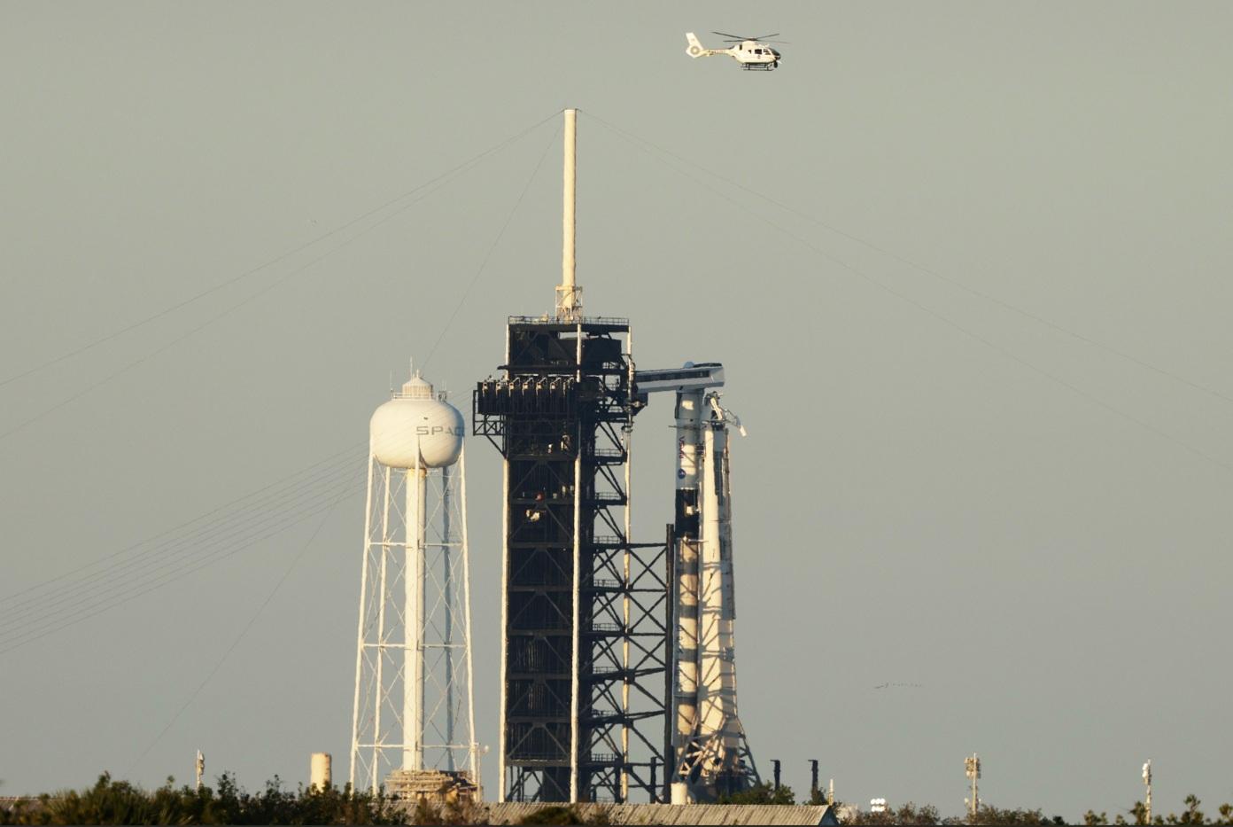搭載飛龍號太空船的獵鷹9號火箭原定當地時間周三晚發射,但臨升空前不足1小時決定取消。(美聯社)