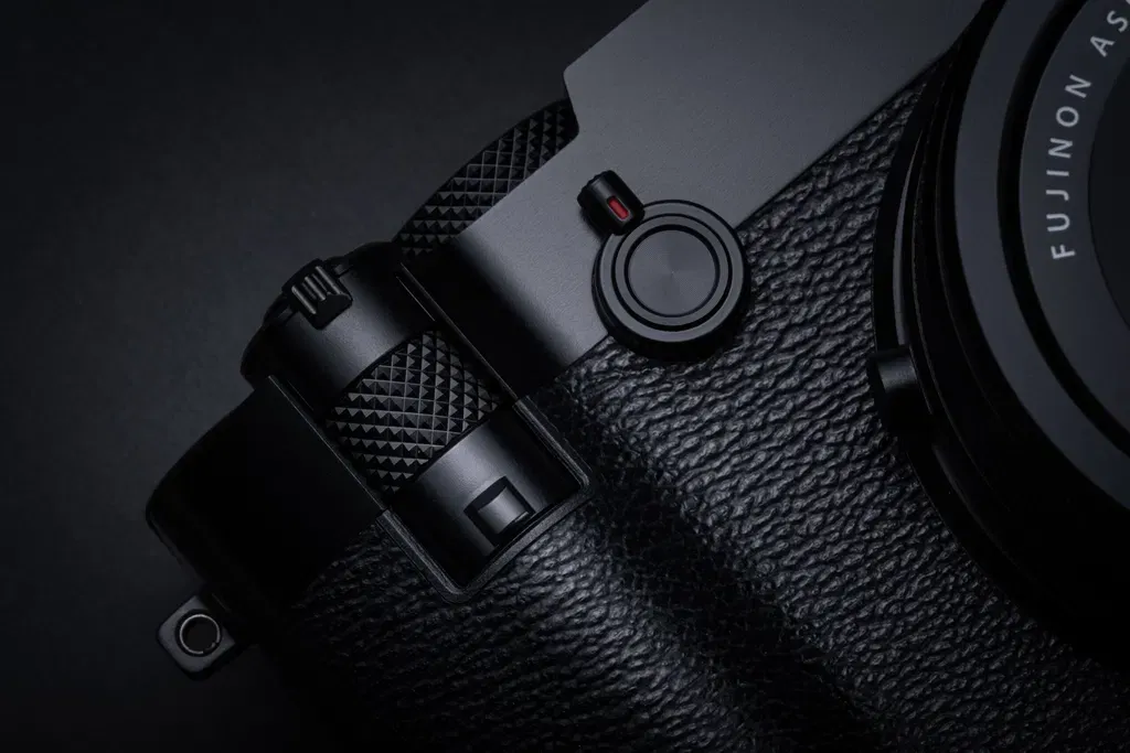 FUJIFILM GFX100RF機身採用切割鋁工藝製成。