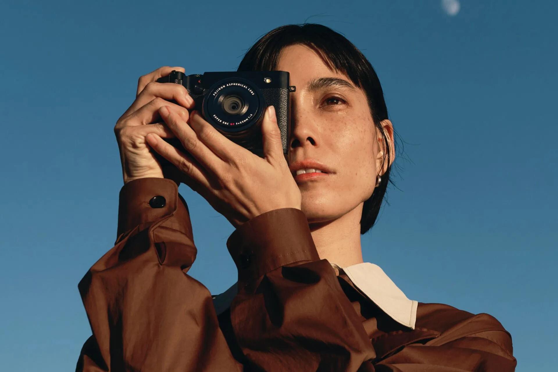 FUJIFILM GFX100RF輕巧便攜。