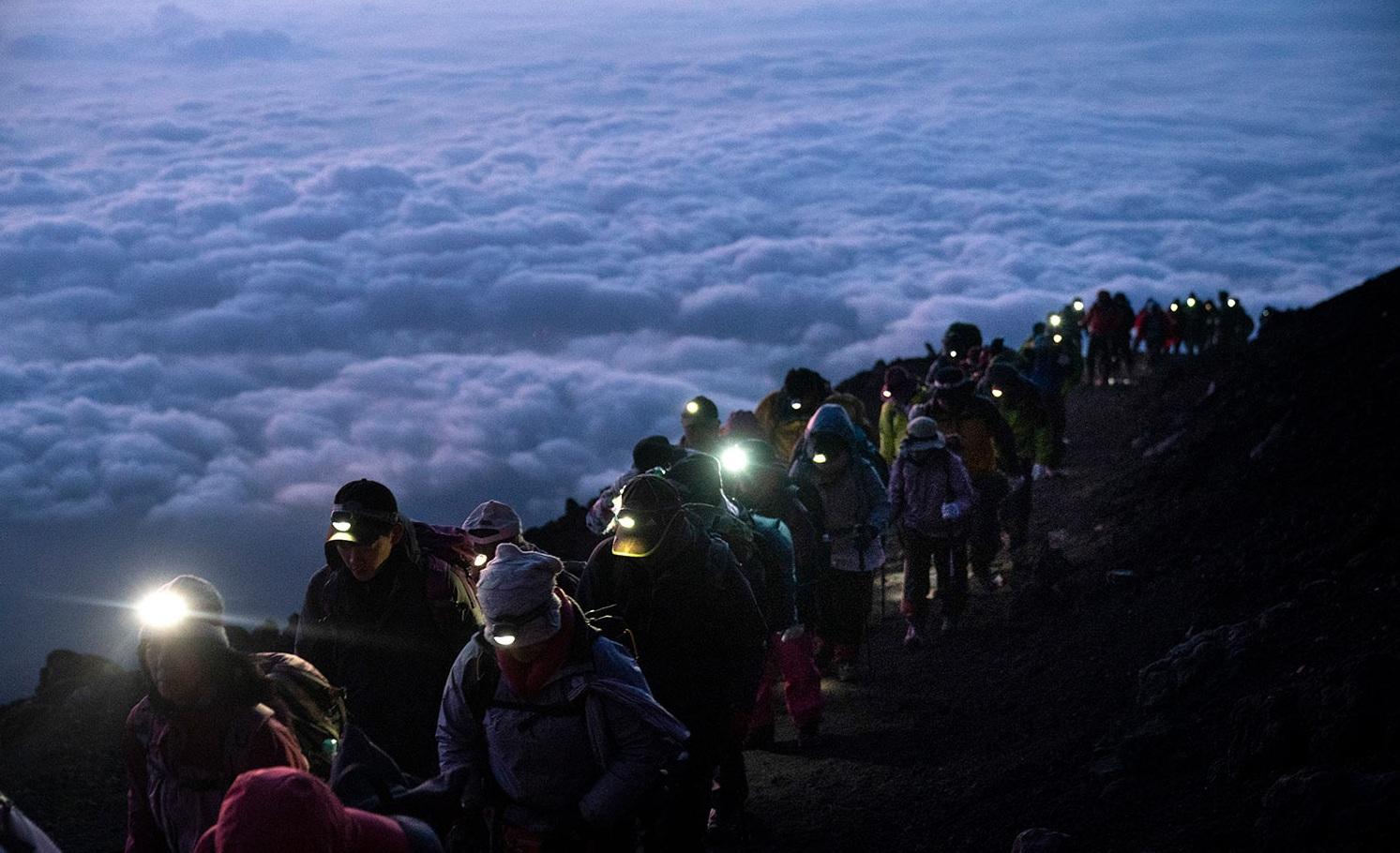 富士山以往有大批登山客通宵攻頂。(資料圖片)