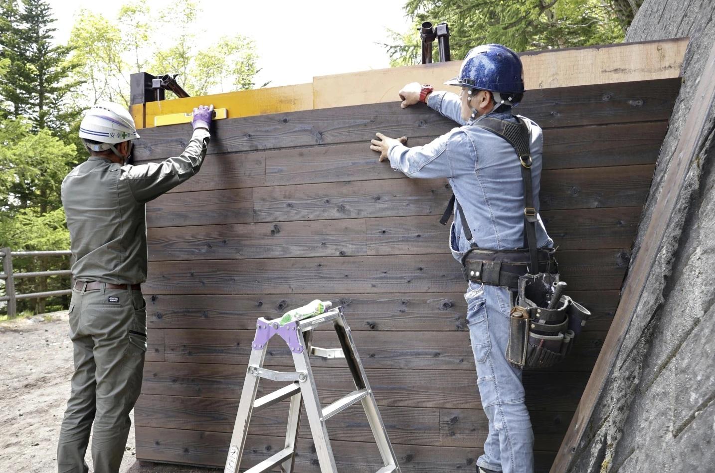 山梨縣政府在吉田口登山步道設置閘門,並限制登山客通過閘門的時間,以防有人通宵攻頂。(資料圖片)