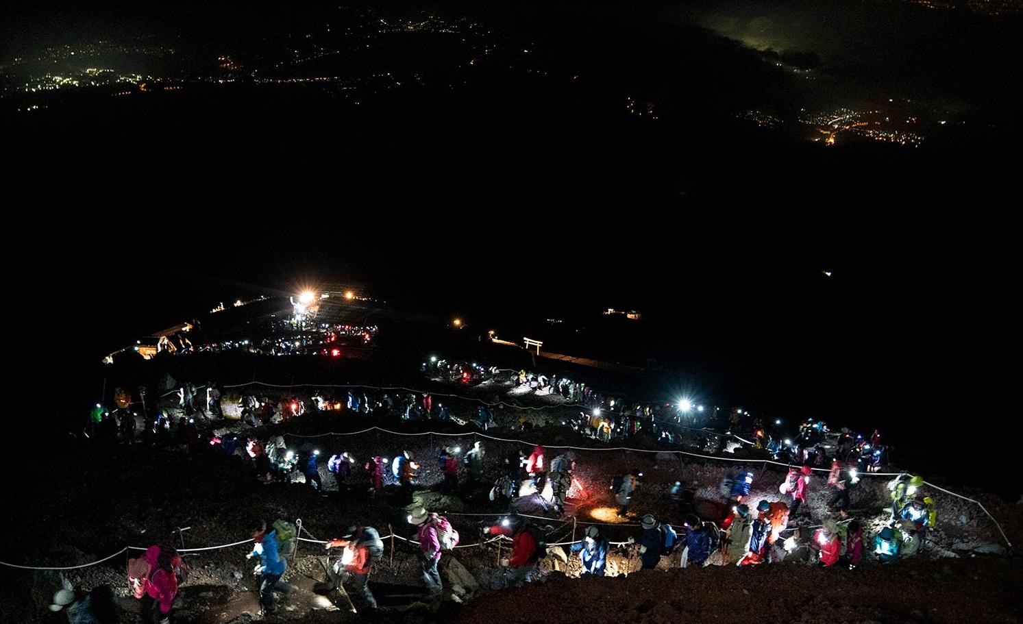 富士山以往有大批登山客通宵攻頂。(資料圖片)
