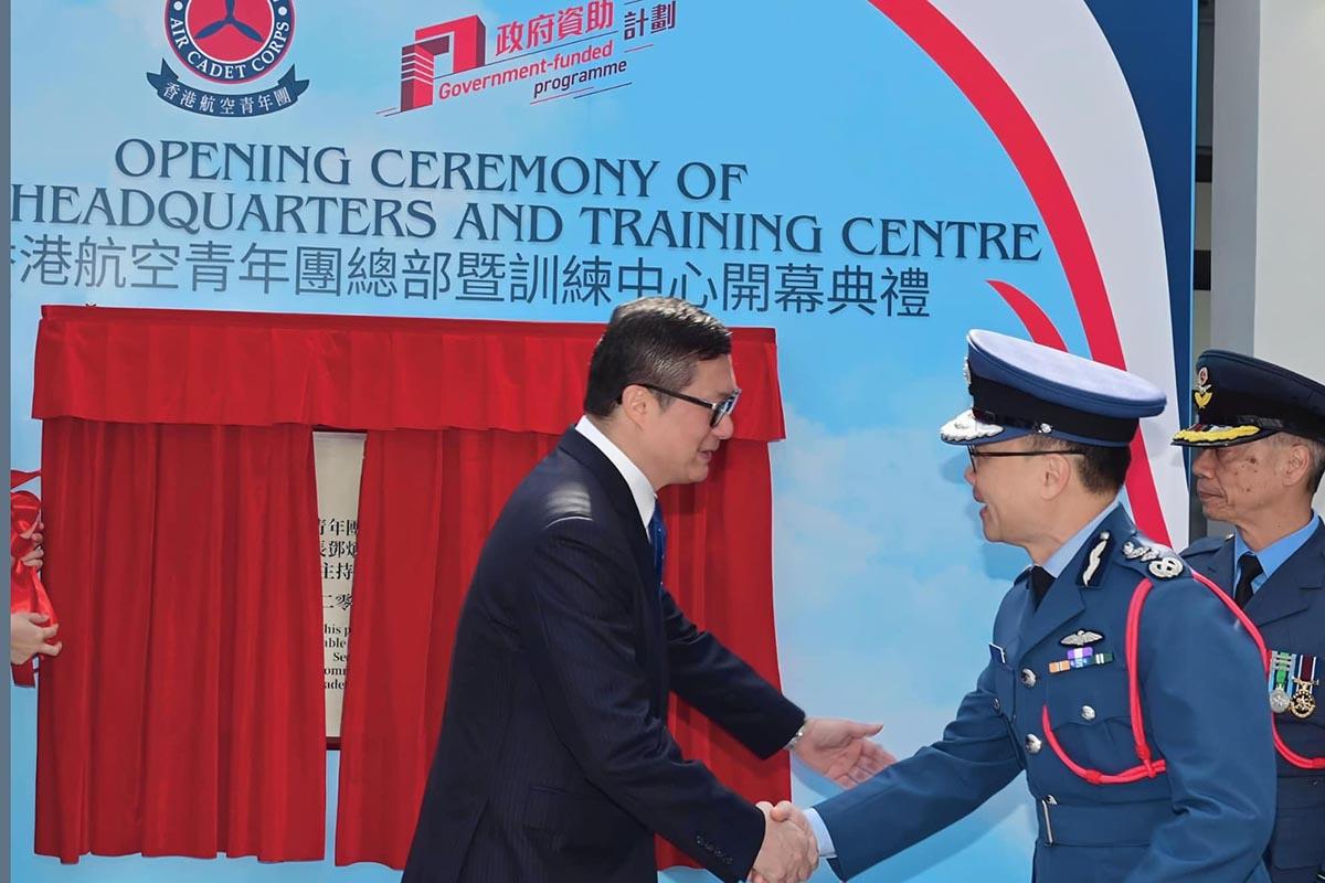 鄧炳強(左)祝願胡偉雄(中)退休生活愉快。(鄧炳強FB)