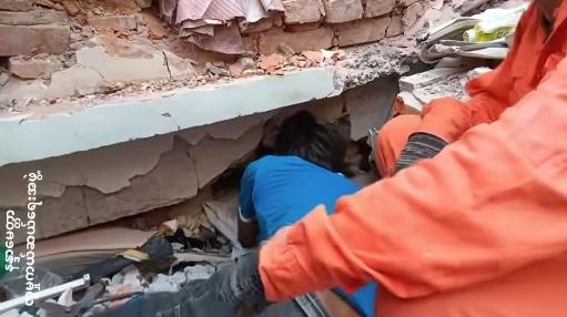 救援人員在瓦礫縫隙中努力挖掘。(互聯網)