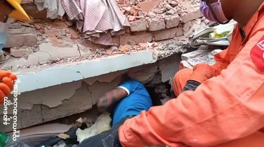 救援人員在瓦礫縫隙中努力挖掘。(互聯網)