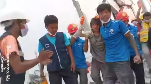 少女由救援人員攙扶,慢慢步行。(互聯網)