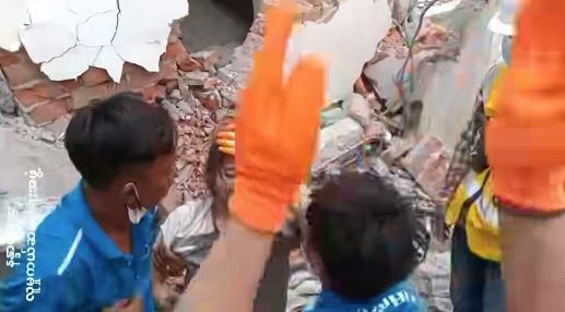 救援人員幾經辛苦,終從瓦礫縫隙中合力拉出少女,有人鼓掌歡呼。(互聯網)