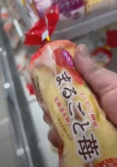 捏爛君從貨架取出草莓蛋糕。(互聯網)