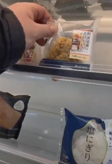 取出飯糰。(互聯網)