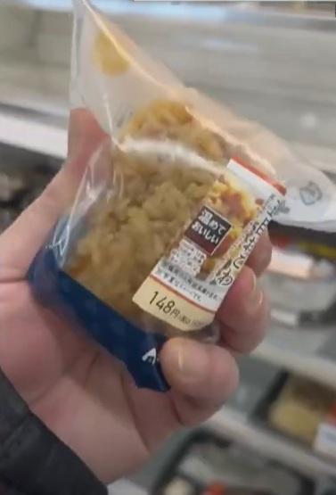 把飯糰「摧毀」。(互聯網)