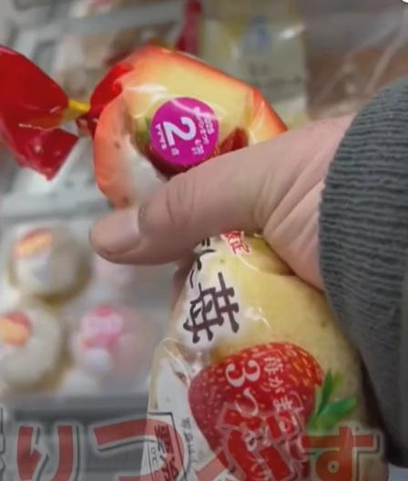 把草莓蛋糕捏爛。(互聯網)