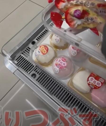 把毀了的草莓蛋糕放回貨架。(互聯網)