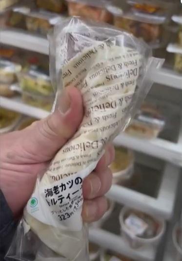 從貨架取出沙律卷。(互聯網)