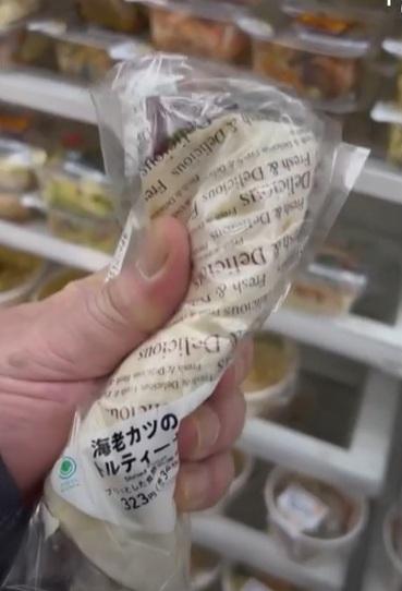 從貨架取出沙律卷「蹂躪」。(互聯網)