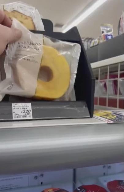 從貨架取出蛋糕。(互聯網)