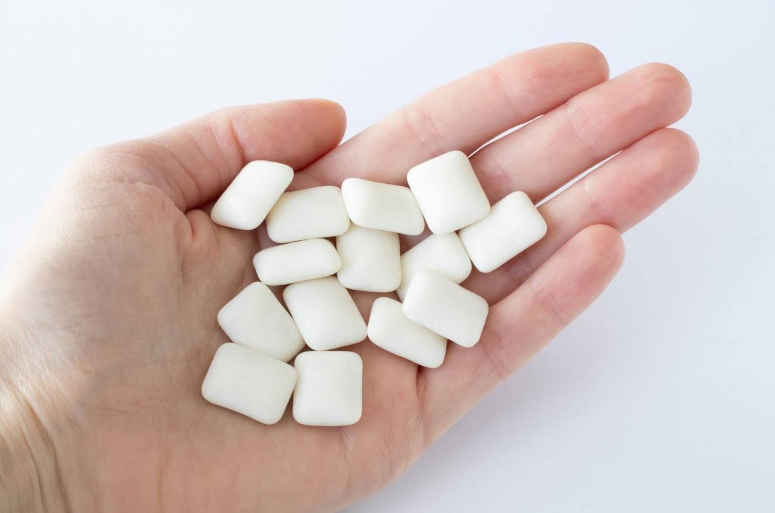 研究員指,合成橡膠香口膠和天然橡膠香口膠都含有大量塑膠微粒。(互聯網)