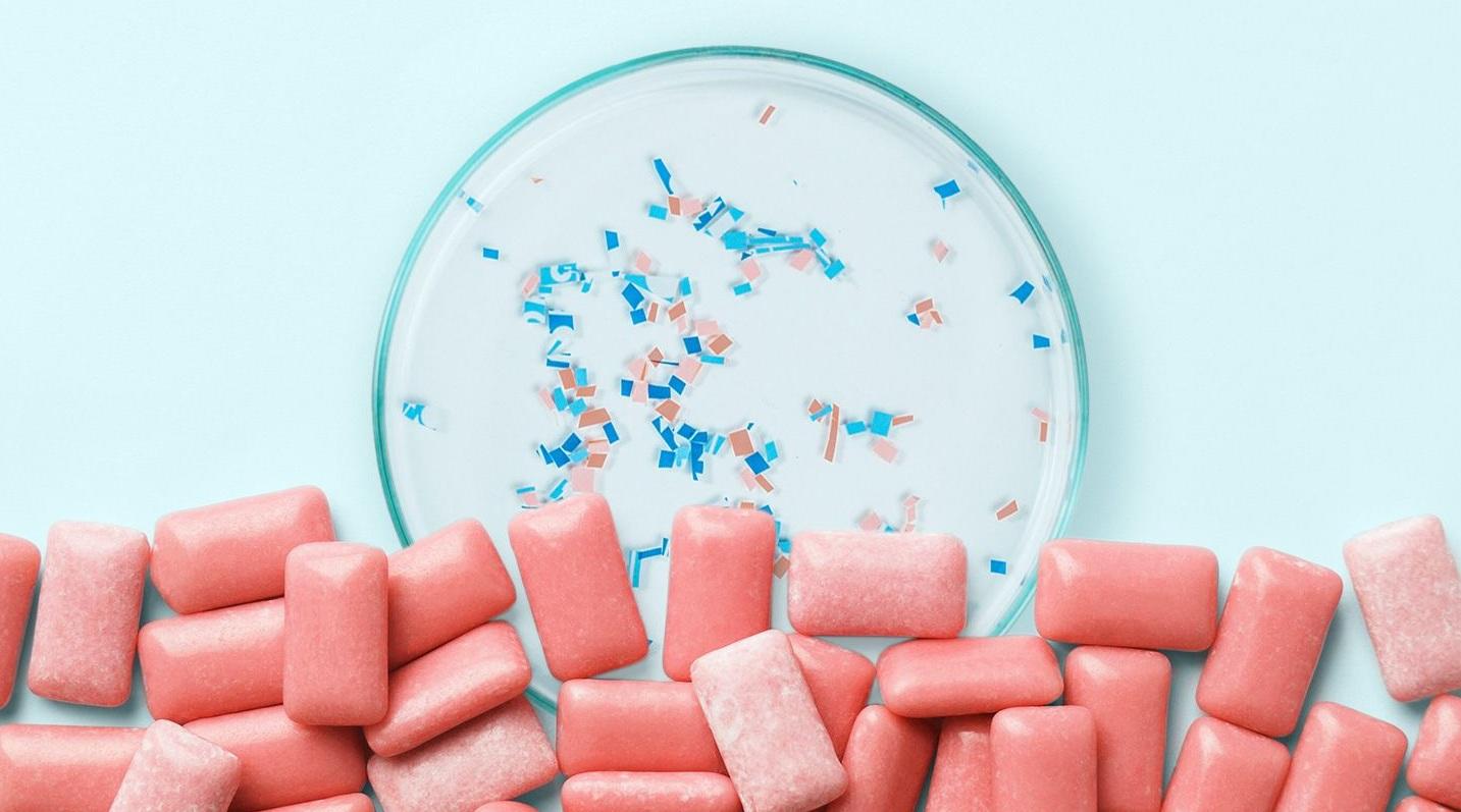 美國最新研究發現,在咀嚼過程中,香口膠會釋放數以百計塑膠微粒到口裡。(互聯網)