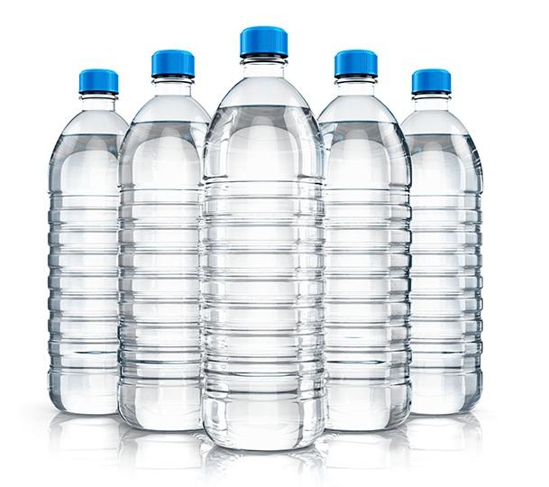 研究發現,飲瓶裝水會攝入微塑膠。(互聯網)