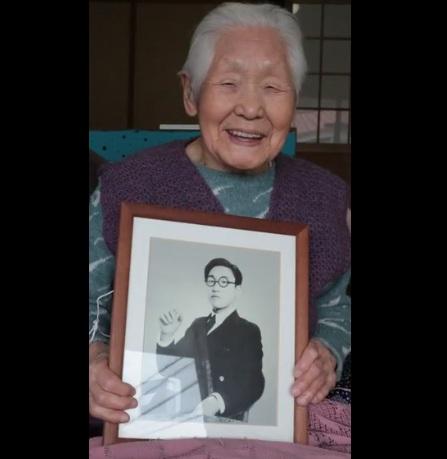 箱石展示丈夫年輕時的照片。(互聯網)