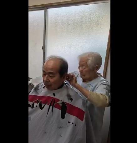 箱石理髮的手藝純熟。(互聯網)