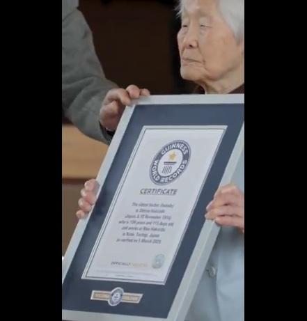 108歲的箱石周三獲健力士認證為「世界最高齡現役女性理髮師」。(互聯網)
