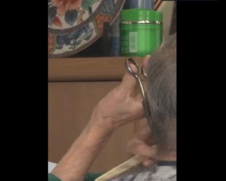 箱石理髮手藝出色,受到顧客歡迎。(互聯網)