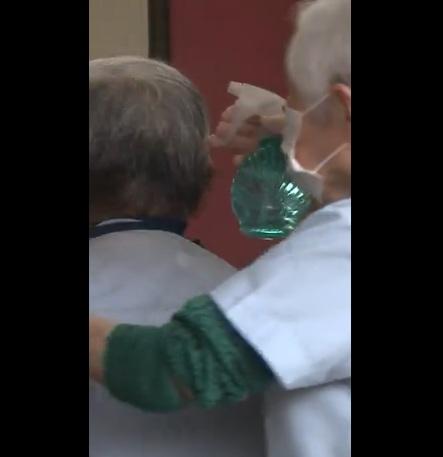 箱石用心替客人理髮。(互聯網)