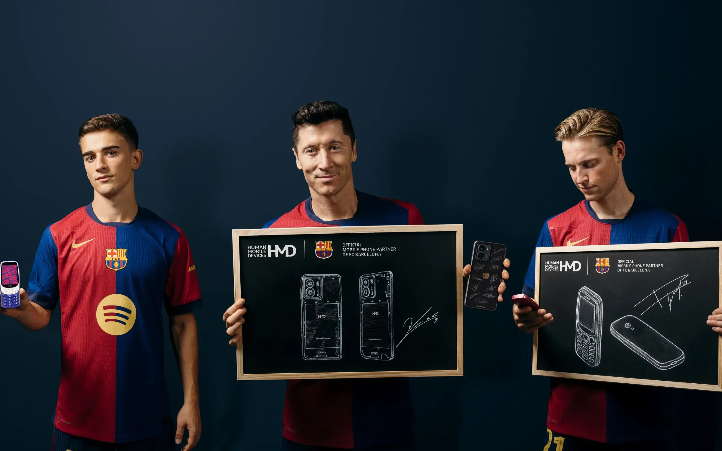 巴塞球星利雲度夫斯基、加維及法蘭基迪莊一同宣傳HMD聯乘巴塞手機。