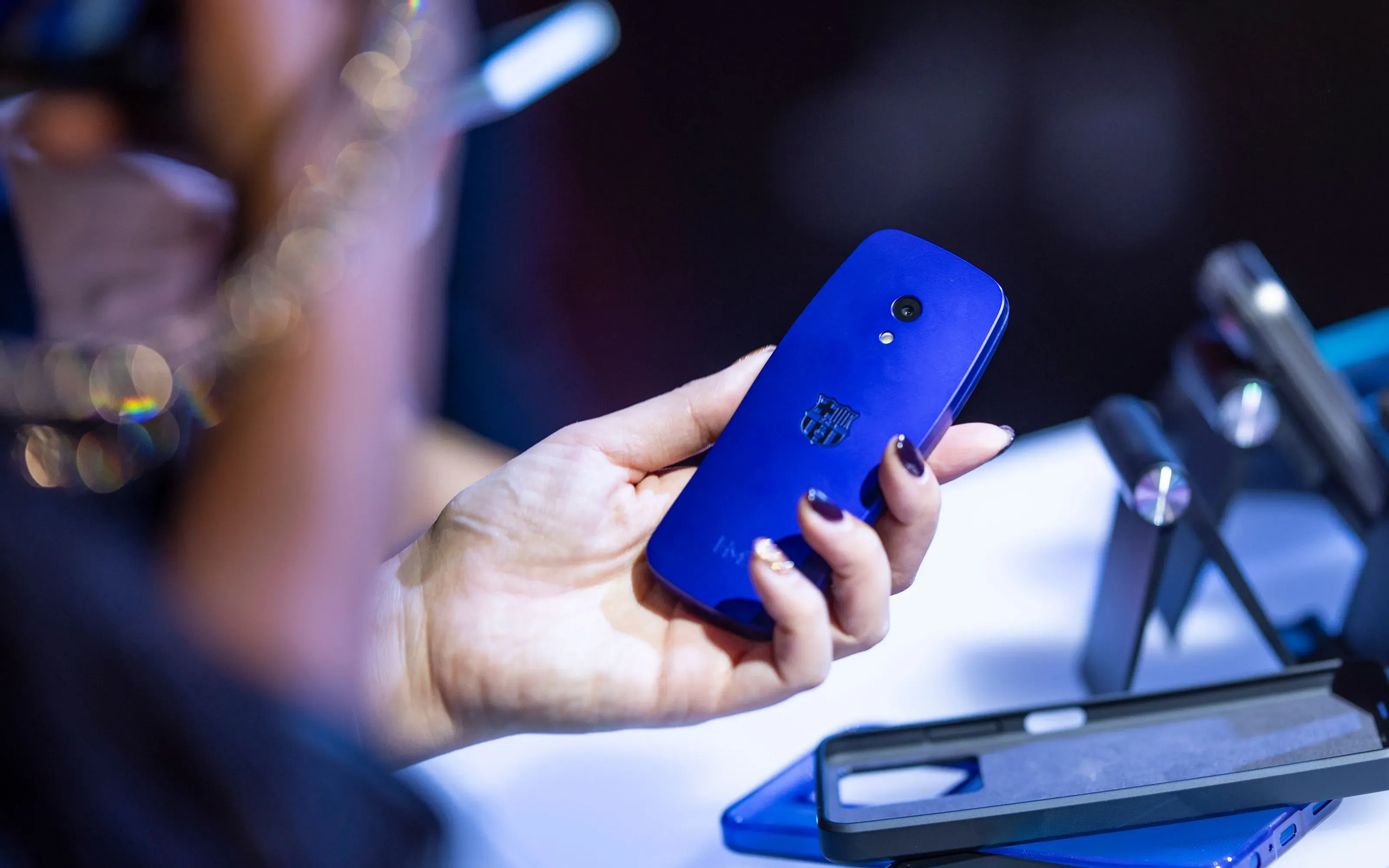 HMD Barça 3210機背印上隊徽。