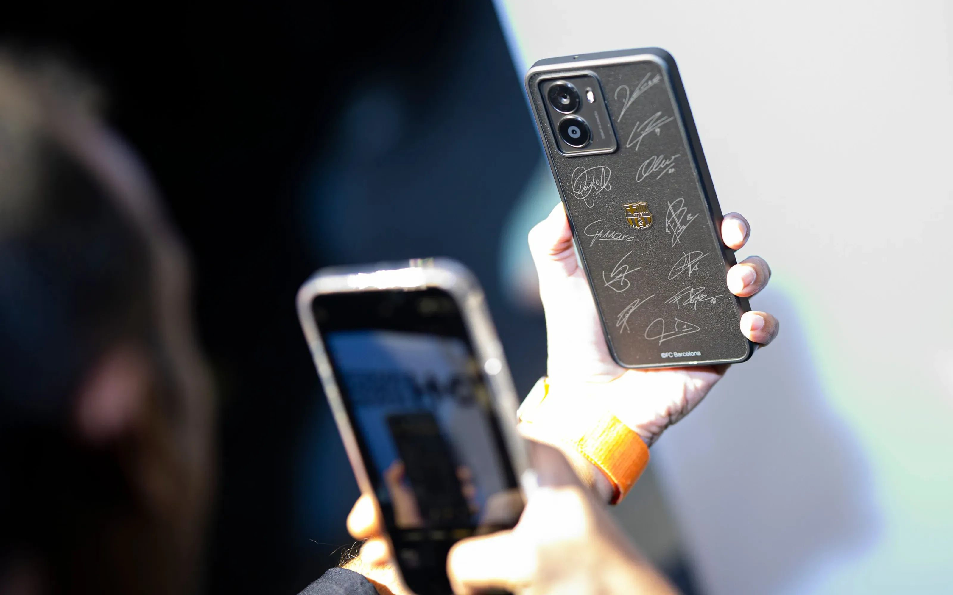 HMD Fusion機背集齊了球員簽名。