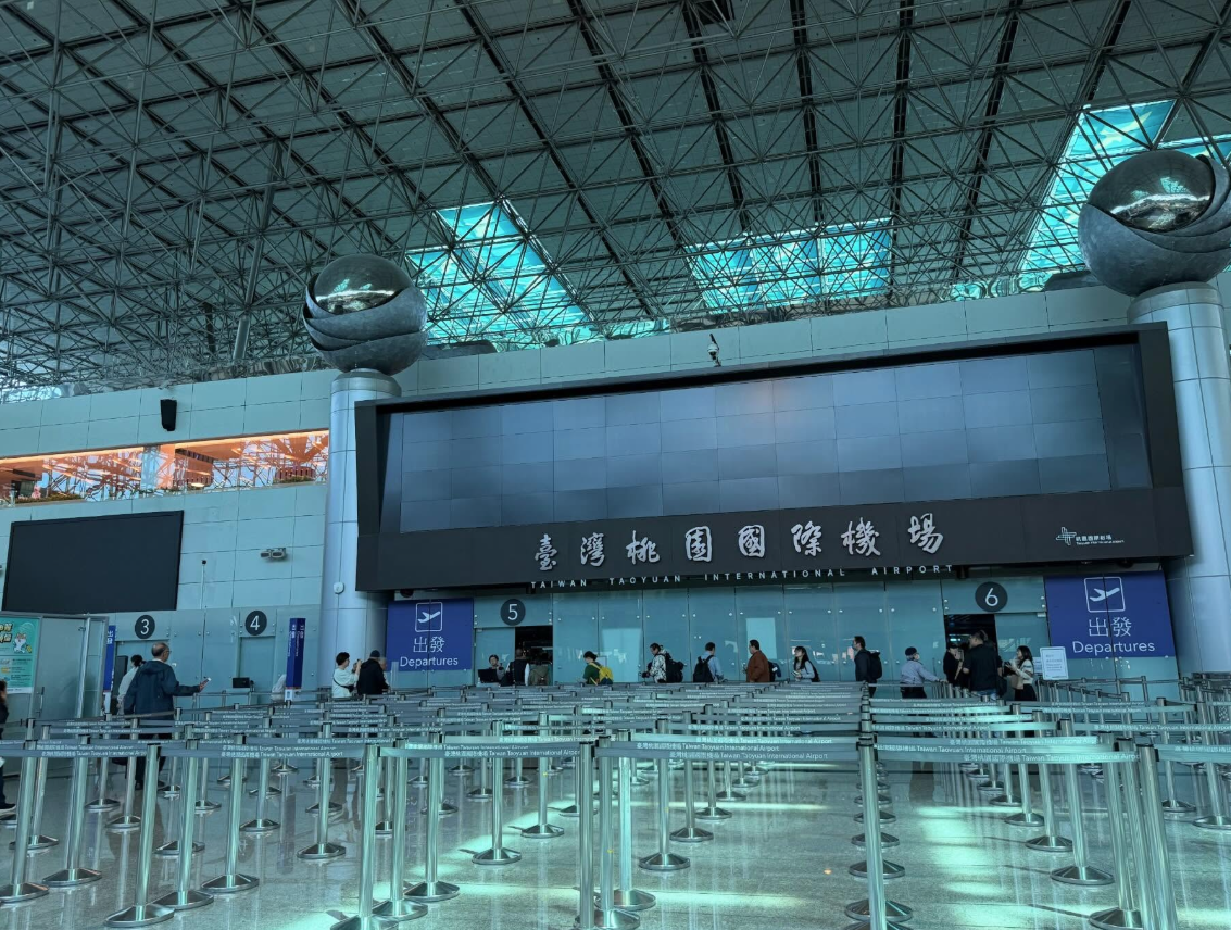 桃園機場第二航廈中央位置突然停電。(圖來自Threads網友hsien_1023)