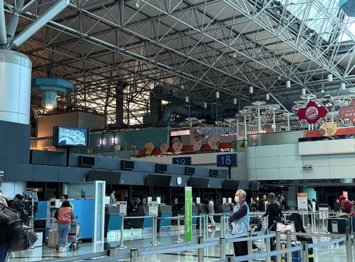 桃園機場第二航廈中央位置突然停電。(圖來自Threads網友hsien_1023)