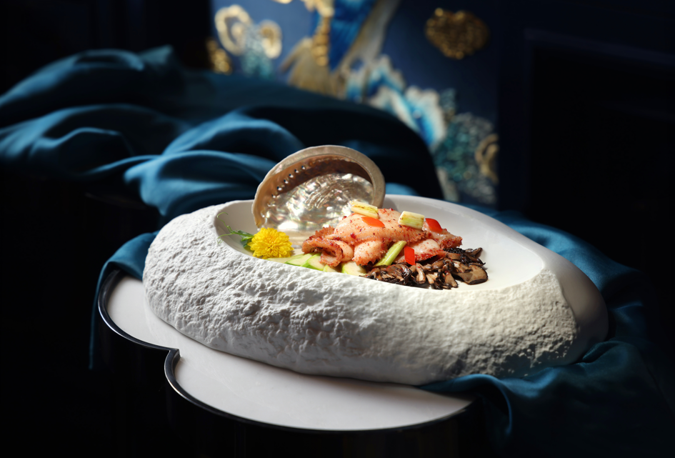 紅糟鮮百合炒斑片 清新爽甜的百合與肉厚的斑片加上紅糟,增添了類似紅棗的韻味。