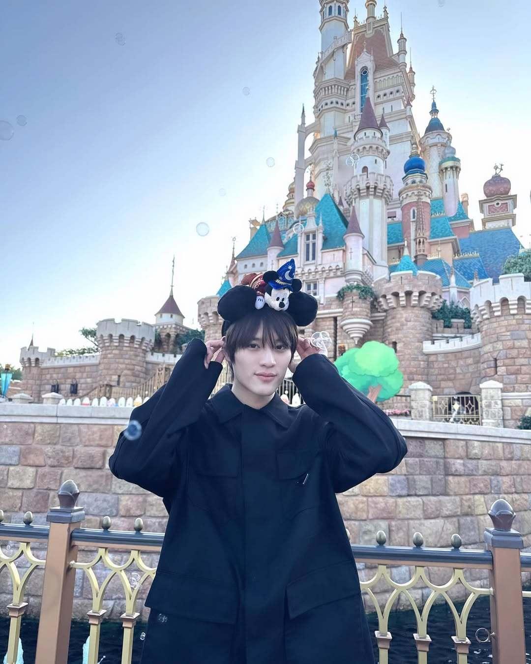 上村謙信來港期間遊香港迪士尼樂園。