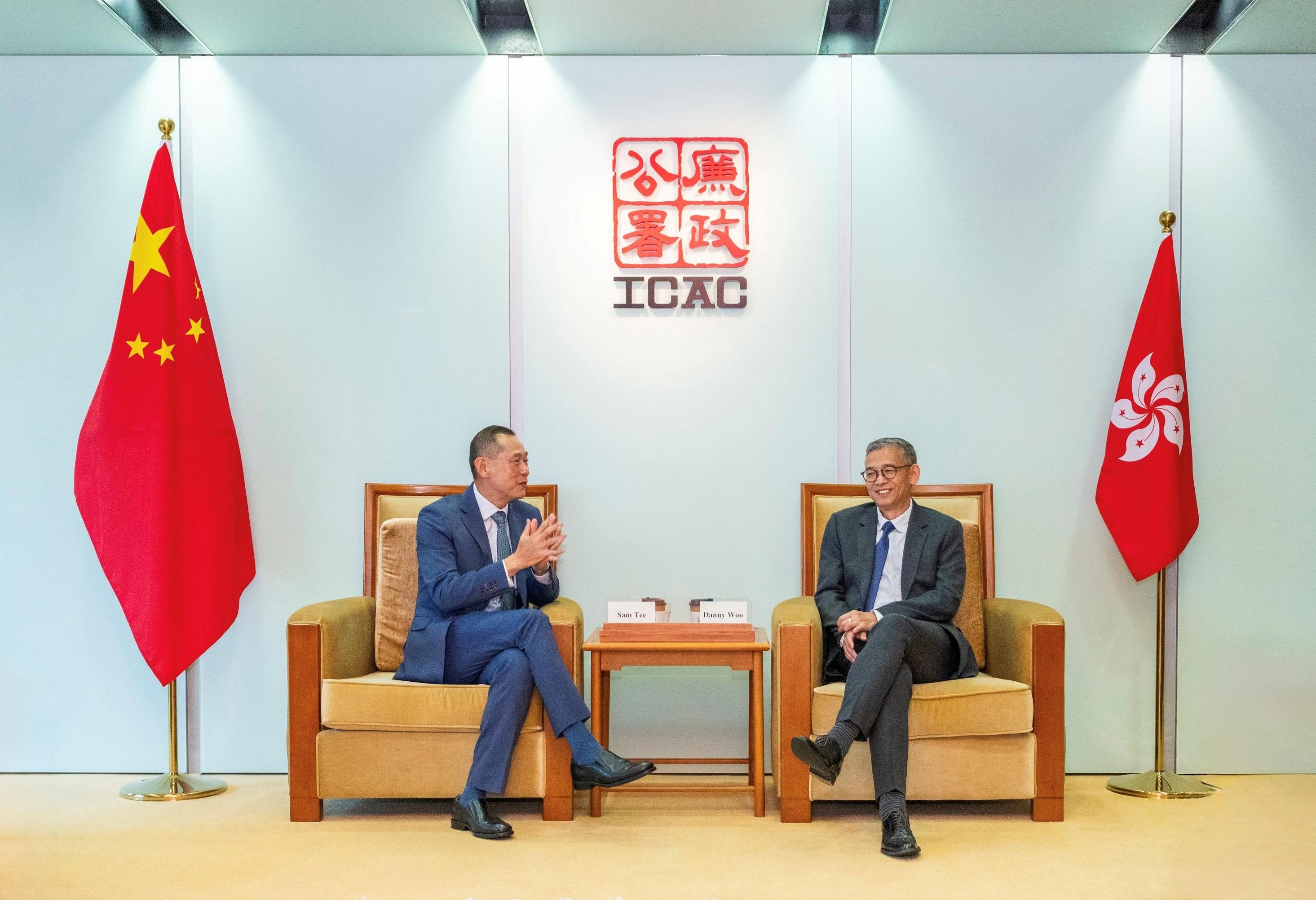 廉政專員胡英明(右)與新加坡貪污調查局長鄭忠輝(左)會面。