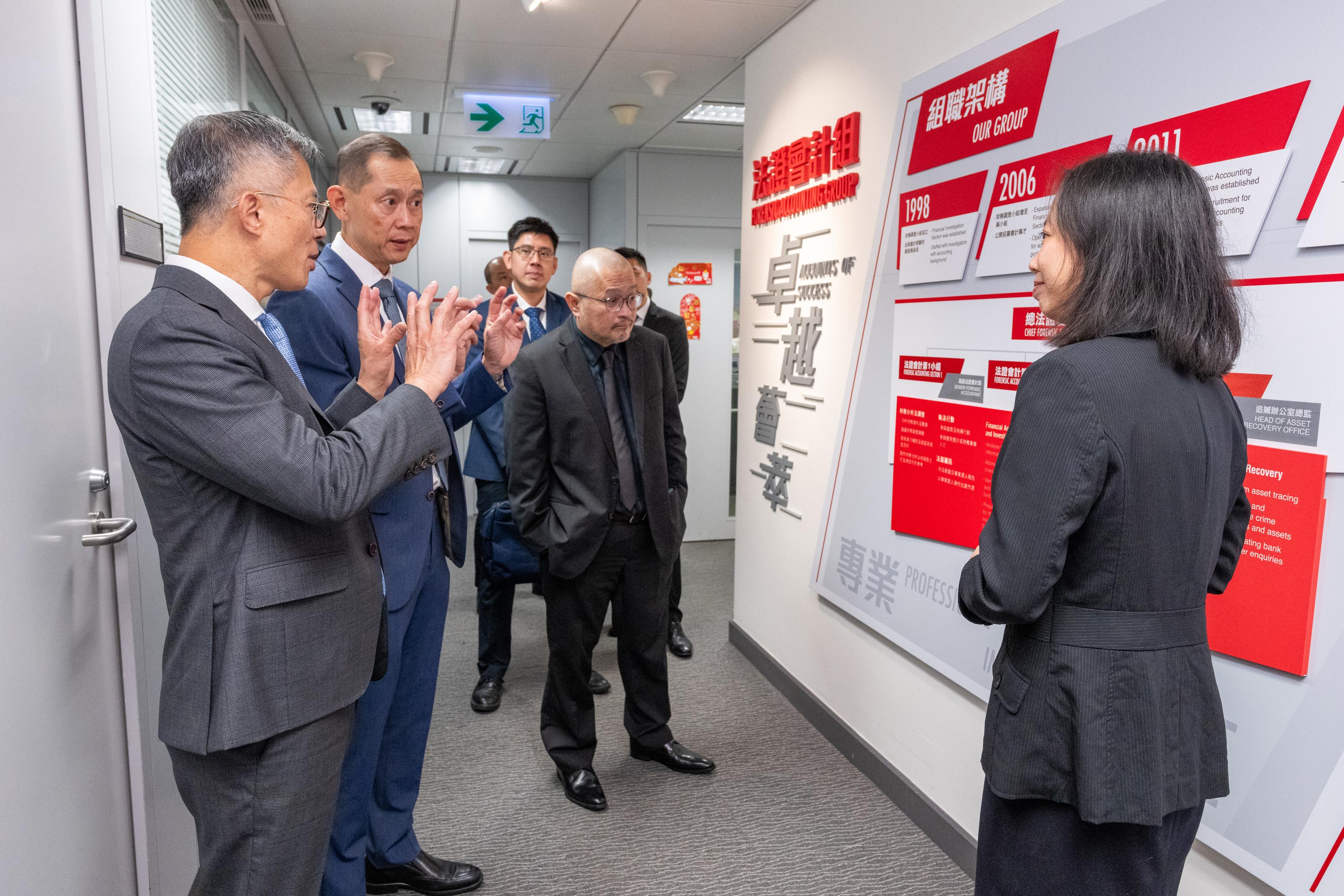 副廉政專員及執行處首長丘樹春(左一)向新加坡貪污調查局局長鄭忠輝(左二)介紹廉署法證會計組工作。